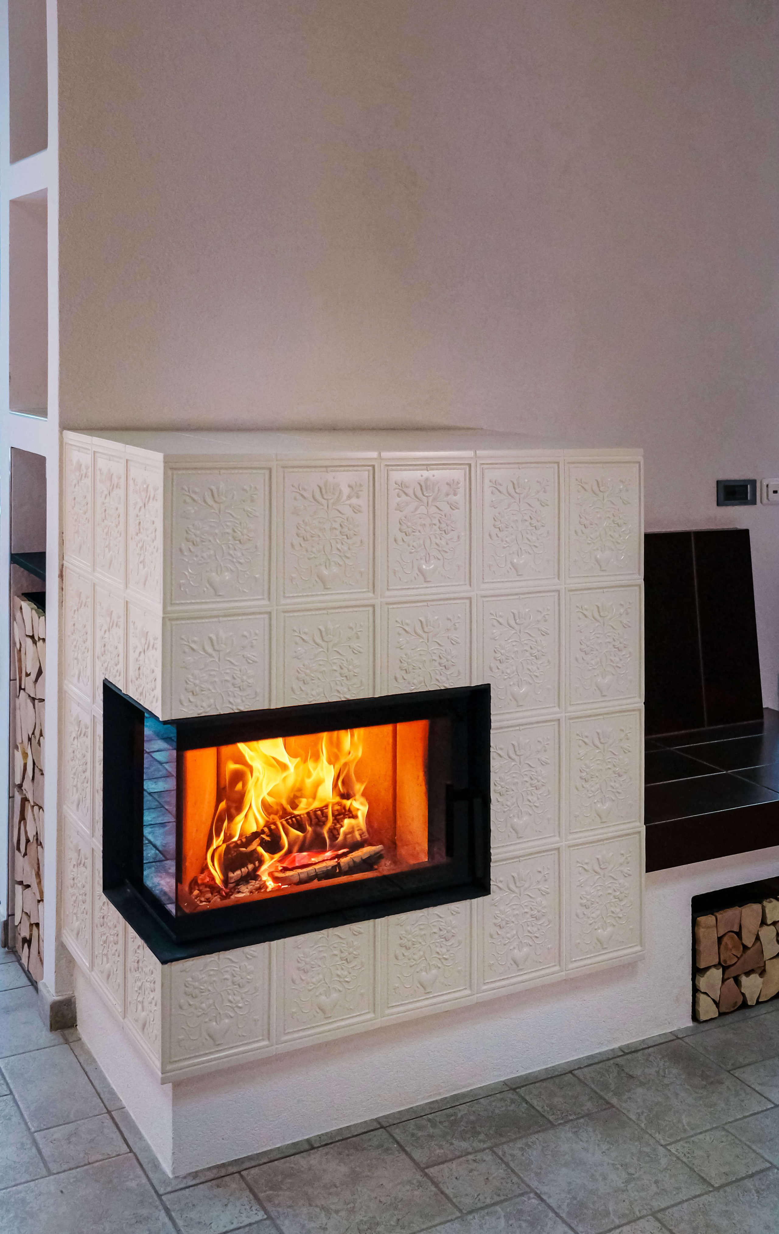 Kamin vogalni 41 prižig ognja v kaminu